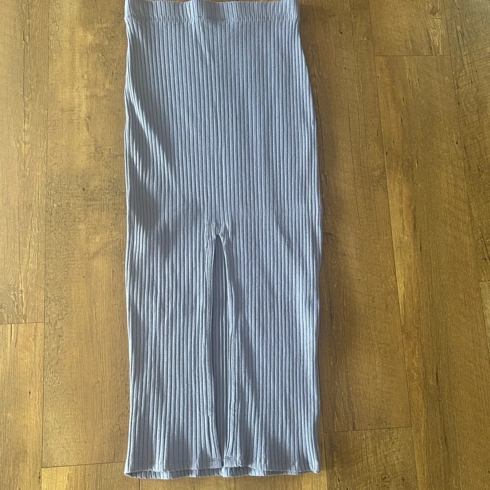 Zara Ribbed Periwinkle Midi Skirt Stretch Knit Back Slit Size Medium - Picture 2 of 9